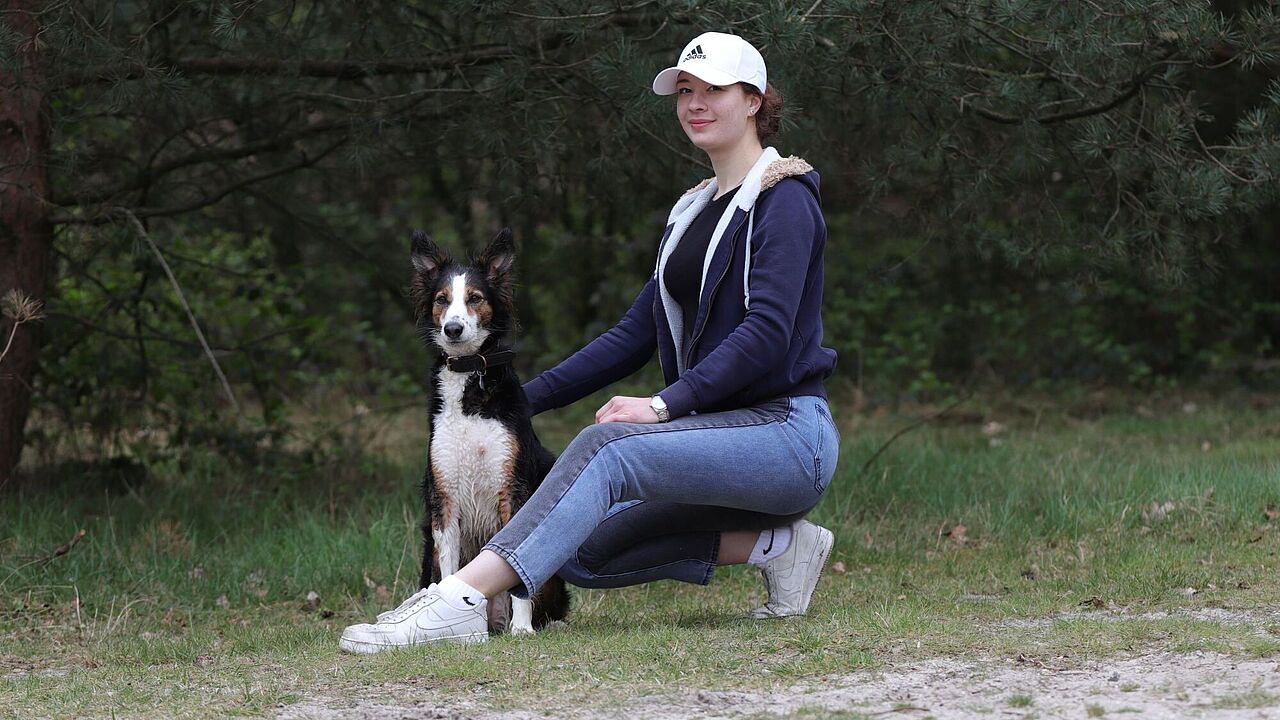 Bild der Autorin Schirin Kaiser mit ihrem Hund