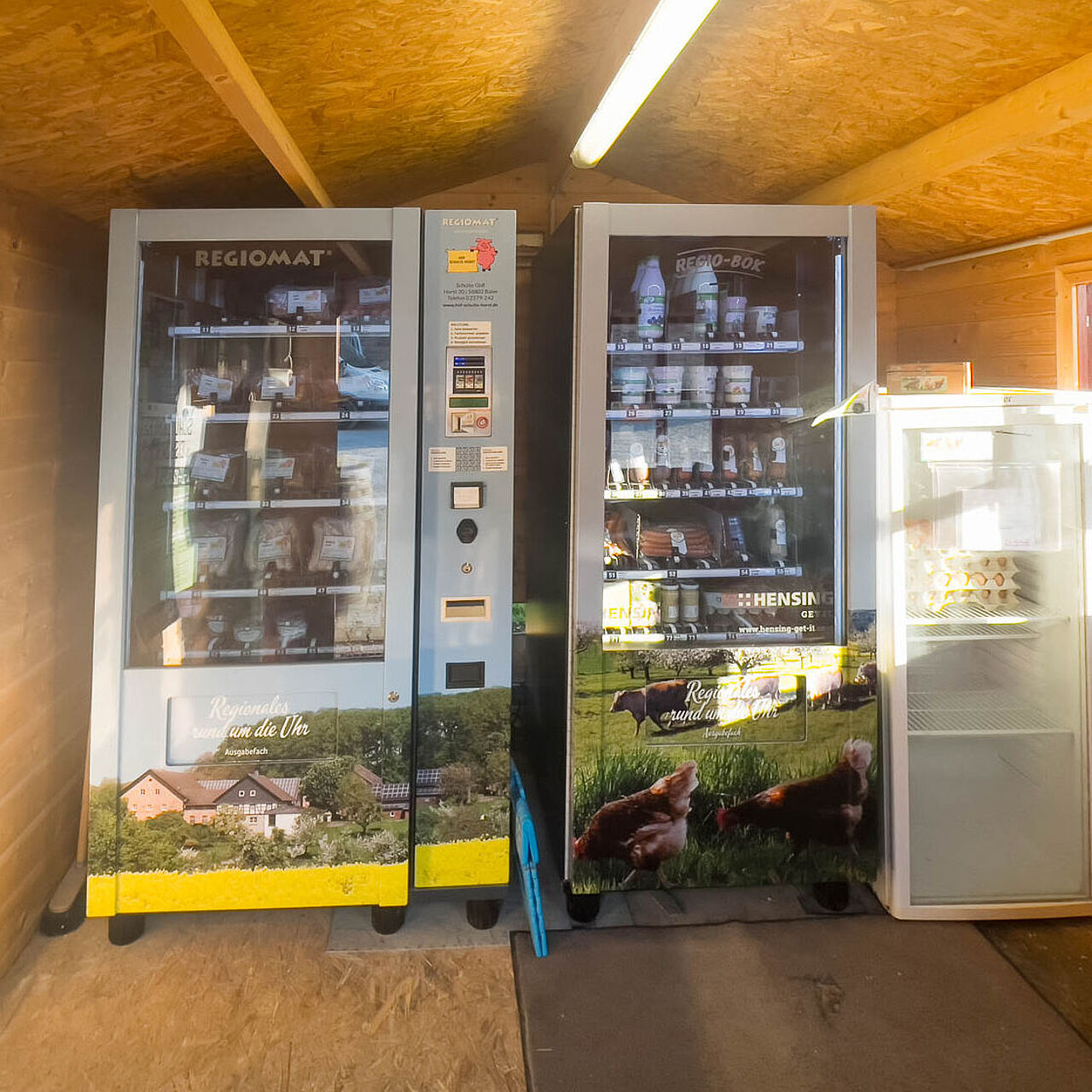  Selbstbedienungsautomaten und Kühlschrank für Milchprodukte, Wurst und Eier auf dem Hof Schulte-Horst in Balve-Eisborn.