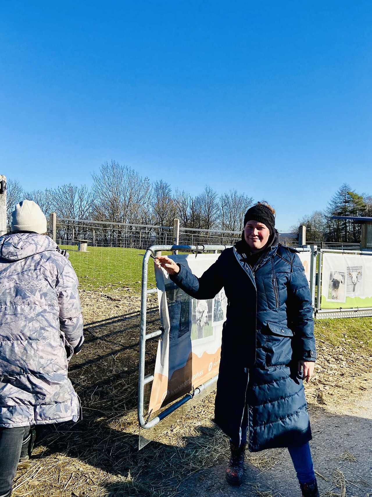 Frau Hegemann ermöglicht uns den Zugang zu den Alpakas