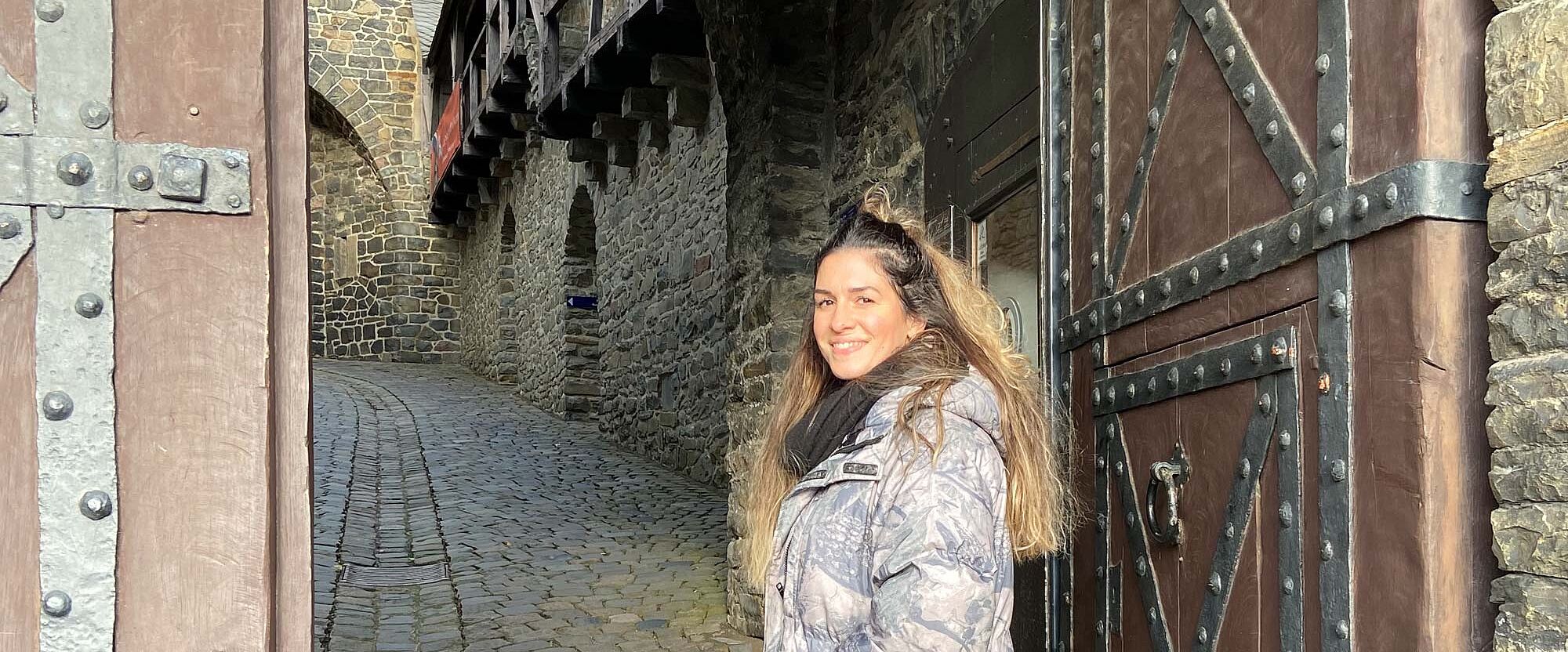 Hereinspaziert: Cansu entdeckt Burg Altena