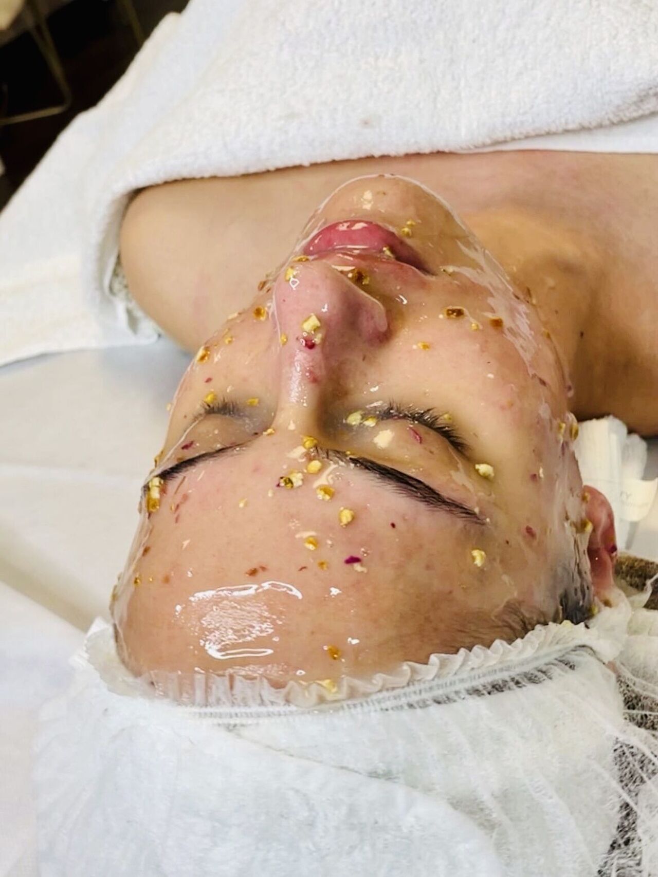 Die Gesichtsmaske mit Rosenblättern von Elpidabeauty ist eine Wohltat für die Haut 
