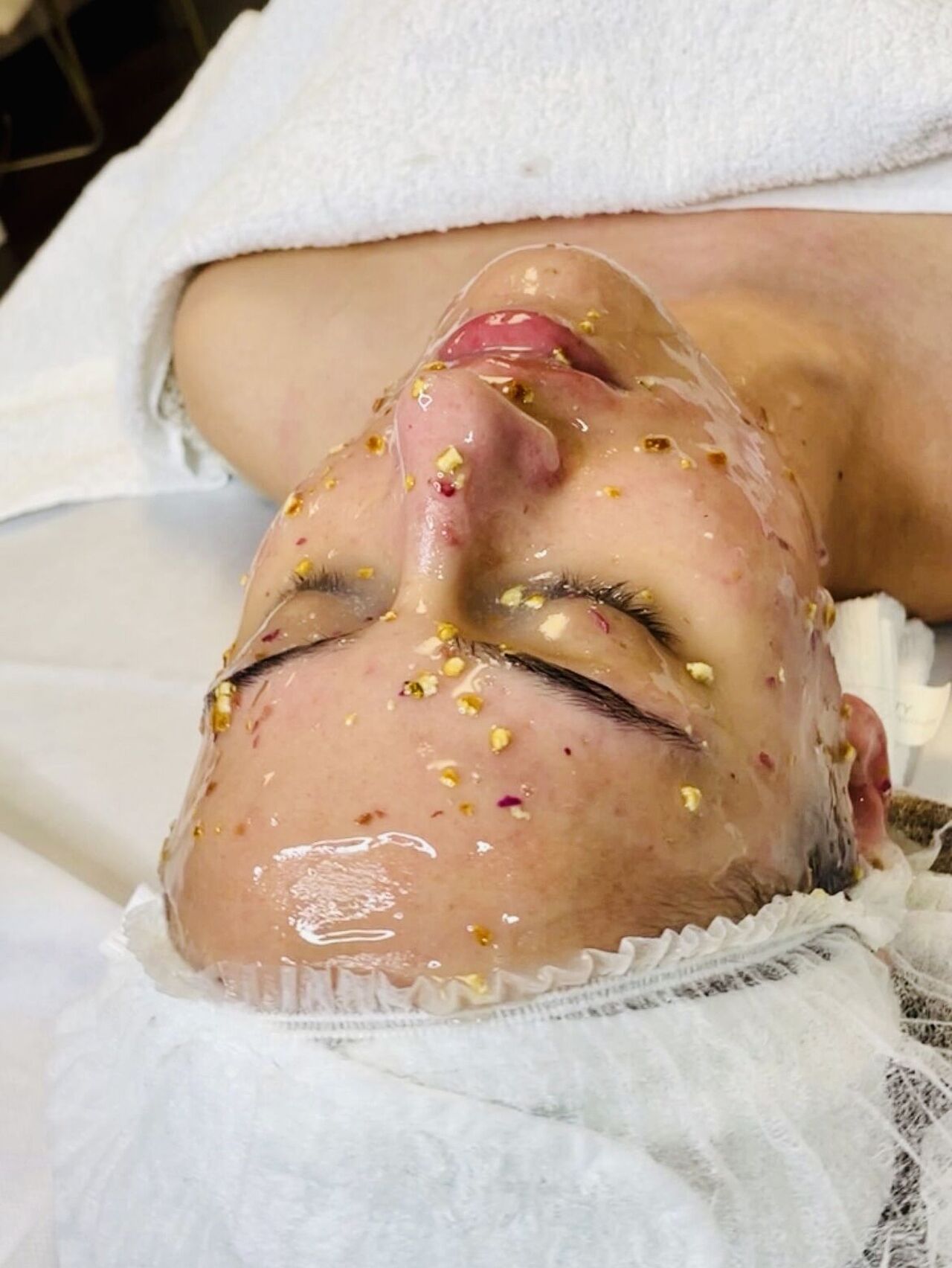 Die Gesichtsmaske mit Rosenblättern von Elpidabeauty ist eine Wohltat für die Haut 