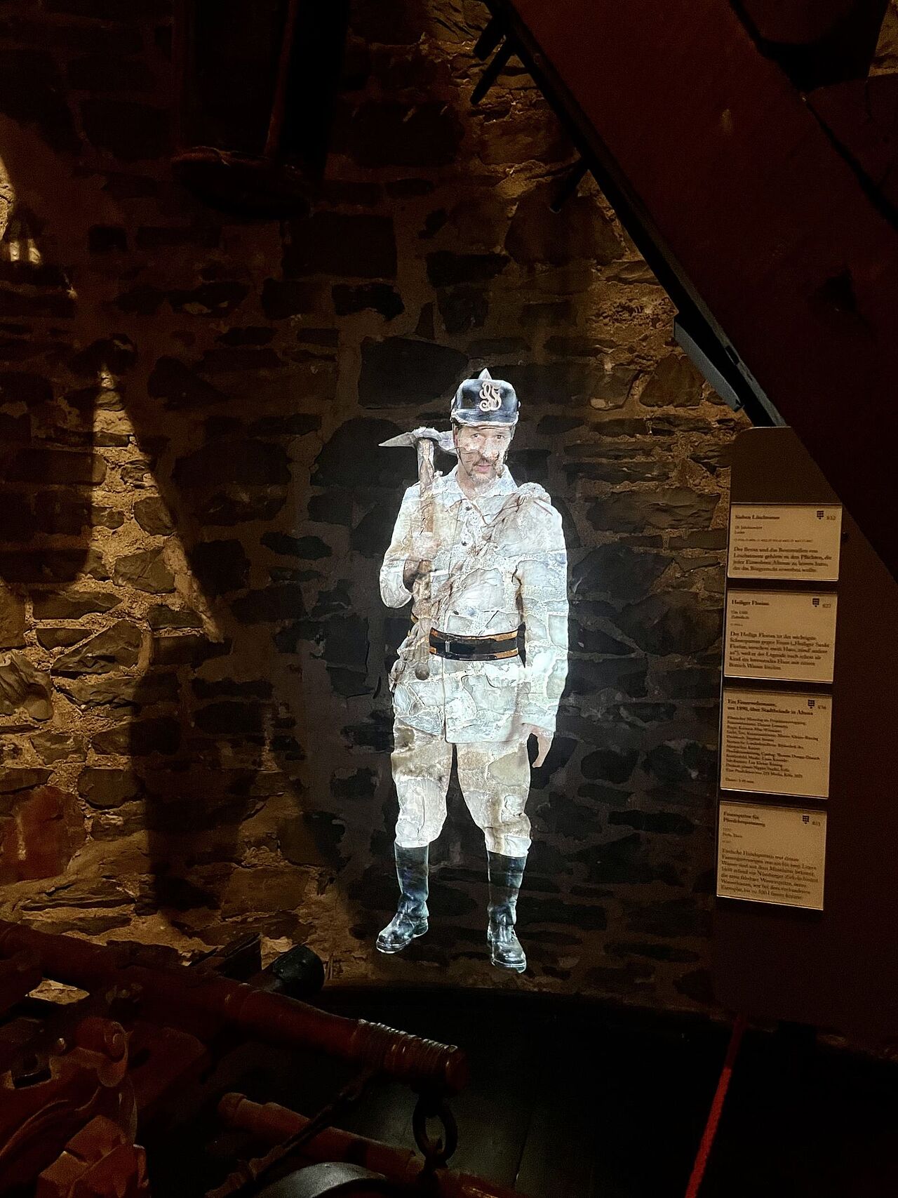 Alt trifft Neu – die Einsetzung von Hologrammen bieten einen tollen Kontrast zum alten Mauerwerk