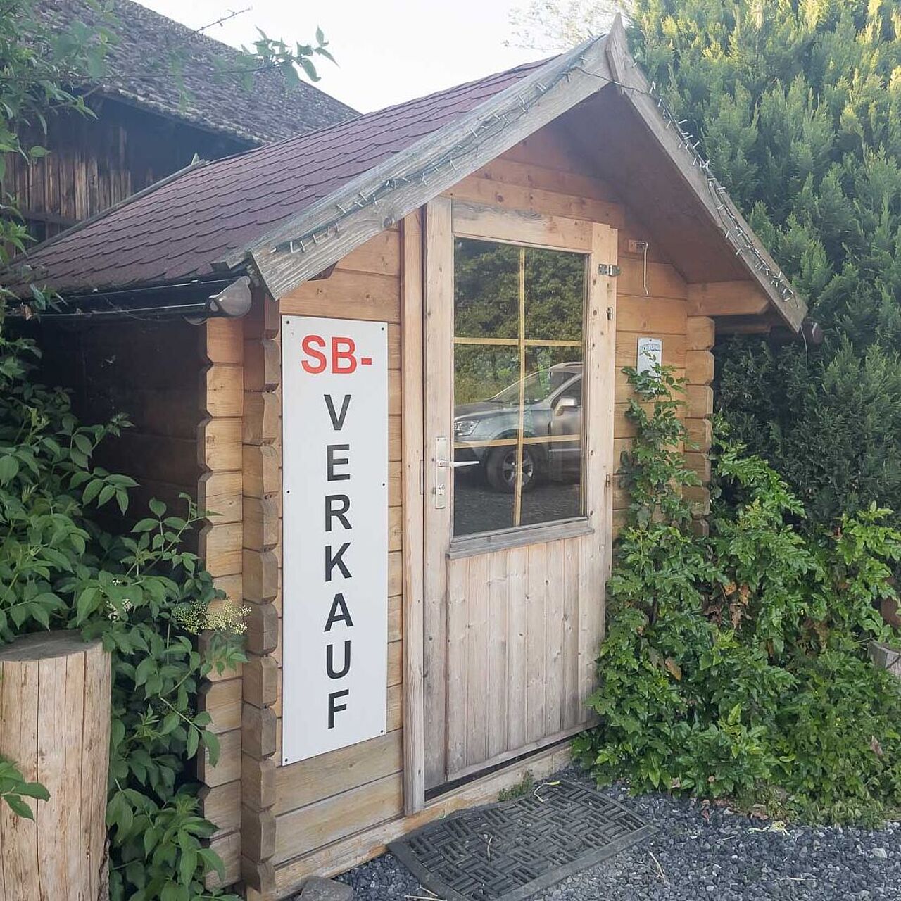 Verkaufshäuschen von Freientroper Freiland Eier in Balve mit Dinkelnudeln, Kartoffeln und Eiern.