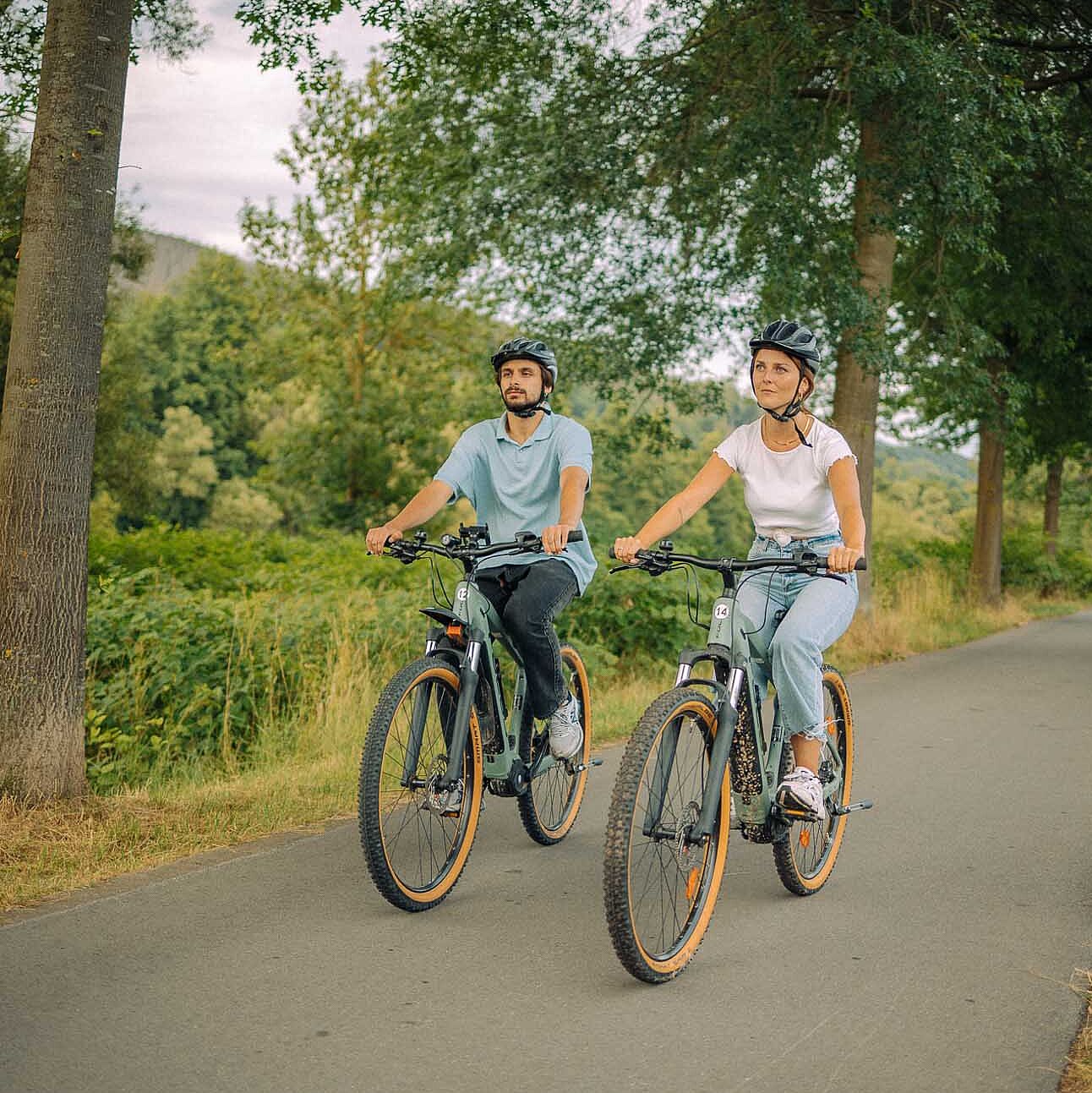 Zwei Radfahrer auf einer Radtour im Märkischen Sauerland