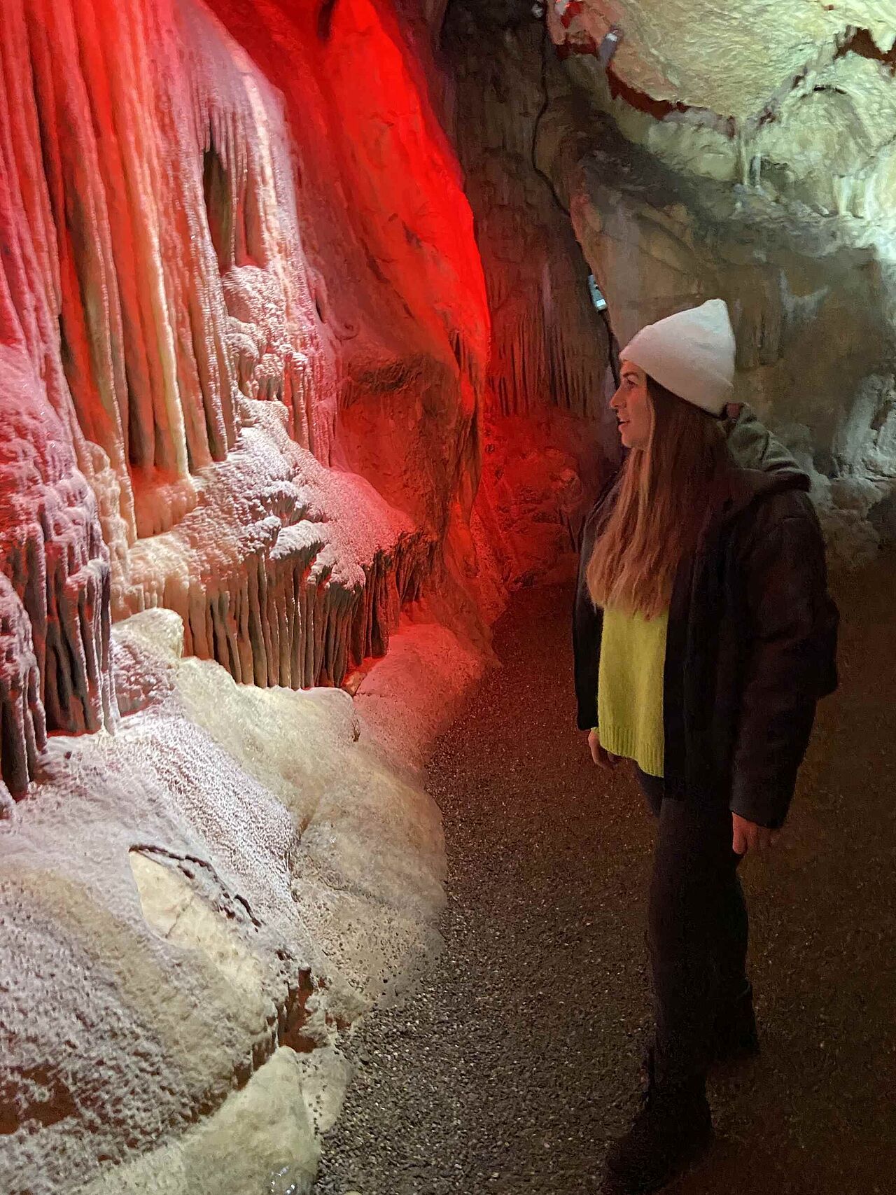 Wie anders mithilfe von Licht die Tropfsteinhöhle wirken kann!
