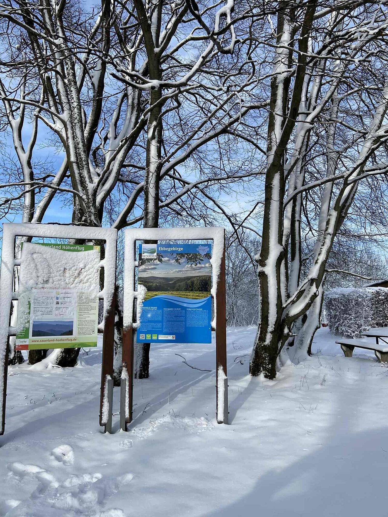 Verschneite Infotafeln am Einstieg vom Höhenflug in der Nähe vom Robert-Kolb-Turm