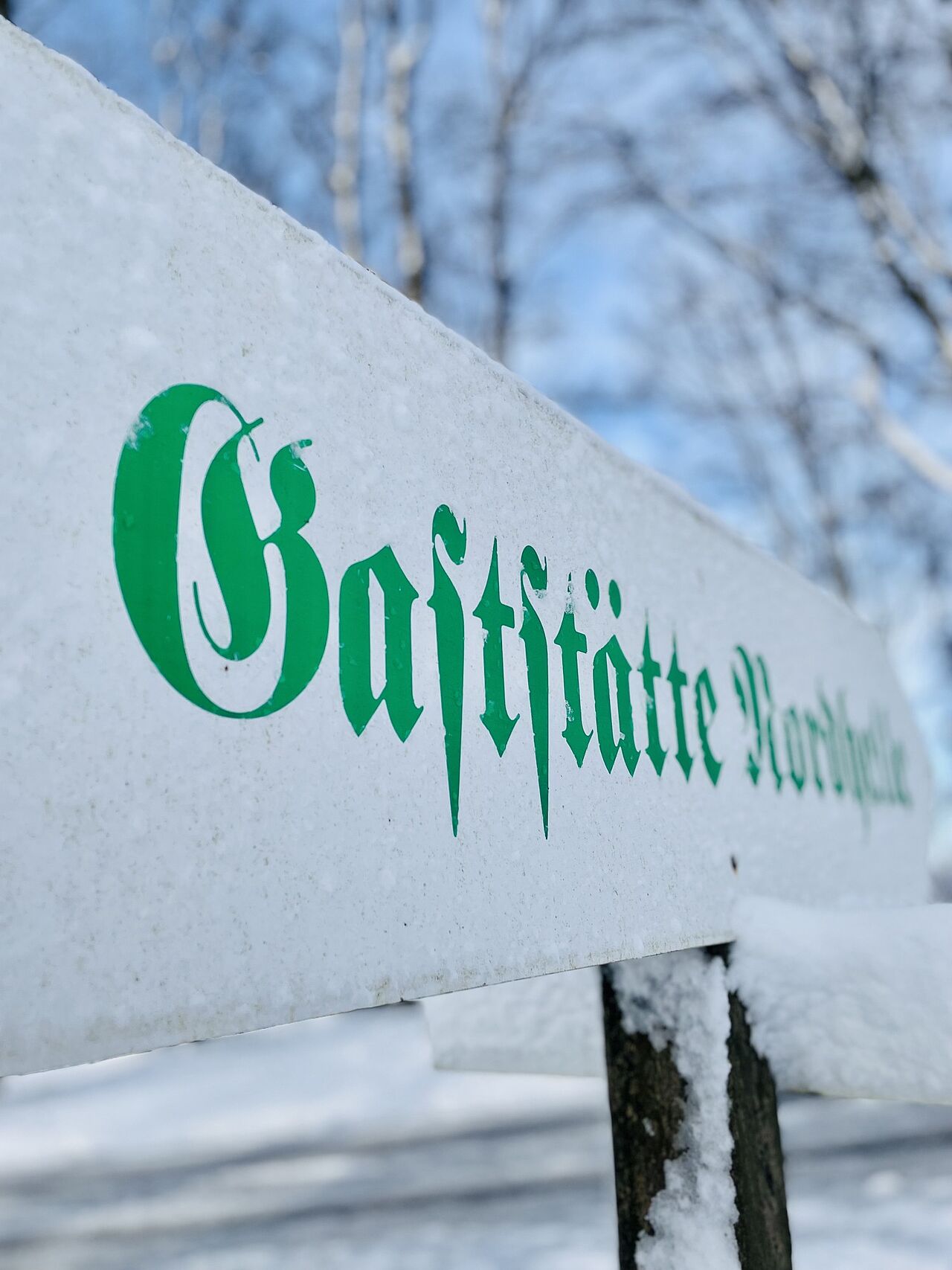 Die Hinweistafel der Gaststätte Nordhelle