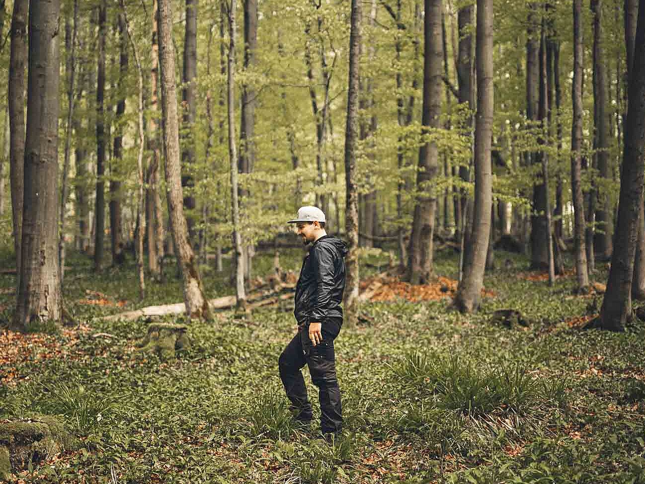 Mann im Wald im Märkischen Sauerland