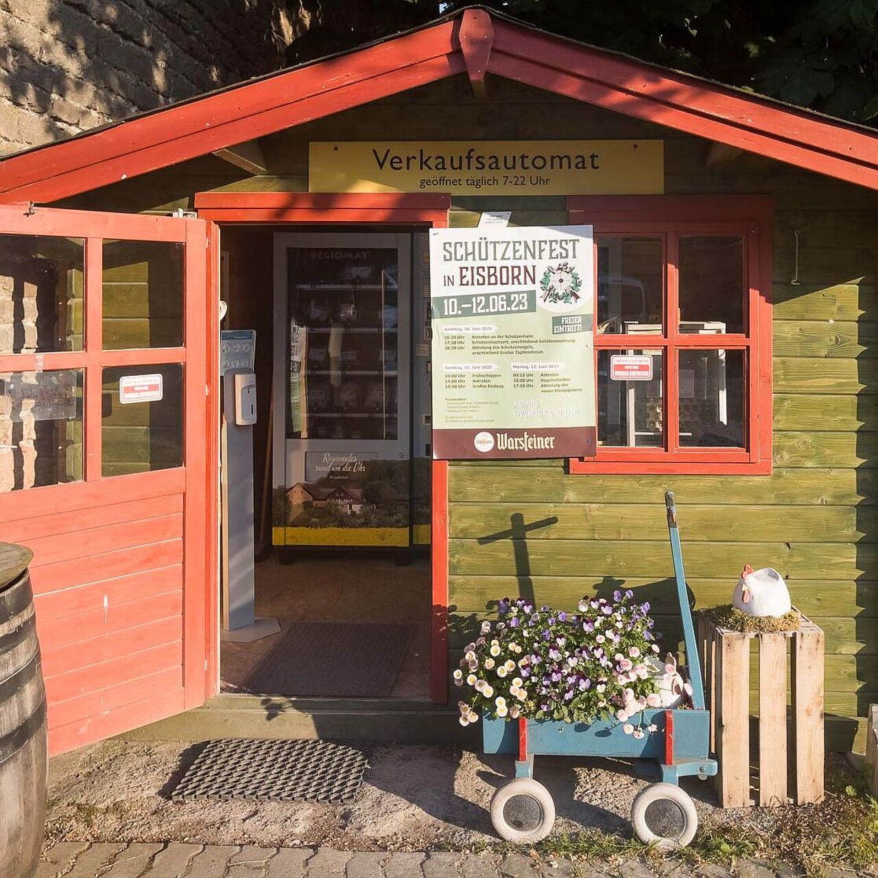  Selbstbedienungsautomaten und Kühlschrank für Milchprodukte, Wurst und Eier auf dem Hof Schulte-Horst in Balve-Eisborn.