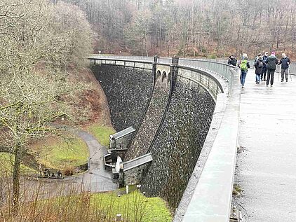 Jubachtalsperre mit Staudamm auf der Fitnesswanderung VolmeSchatz Talsperren