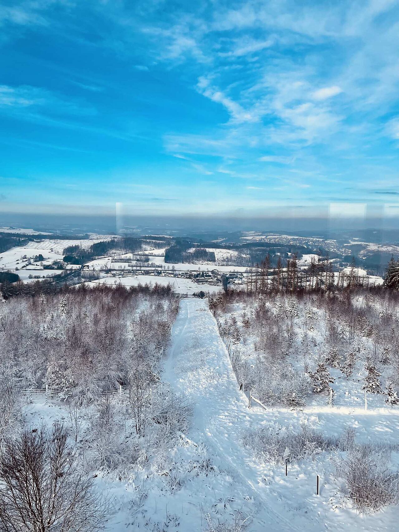 Ausblick vom Robert-Kolb-Turm auf das gesamte Ebbegebirge