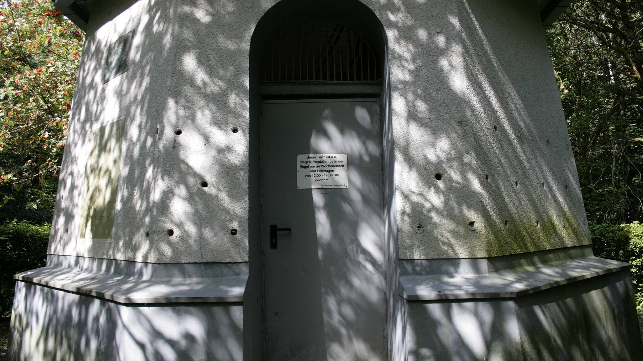 Eingang des Der Homertturm in Lüdenscheid im Märkischen Kreis.