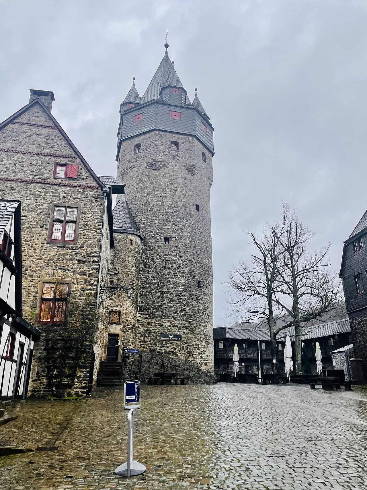 Selbst bei Nieselwetter macht der Pulverturm eine gute Figur