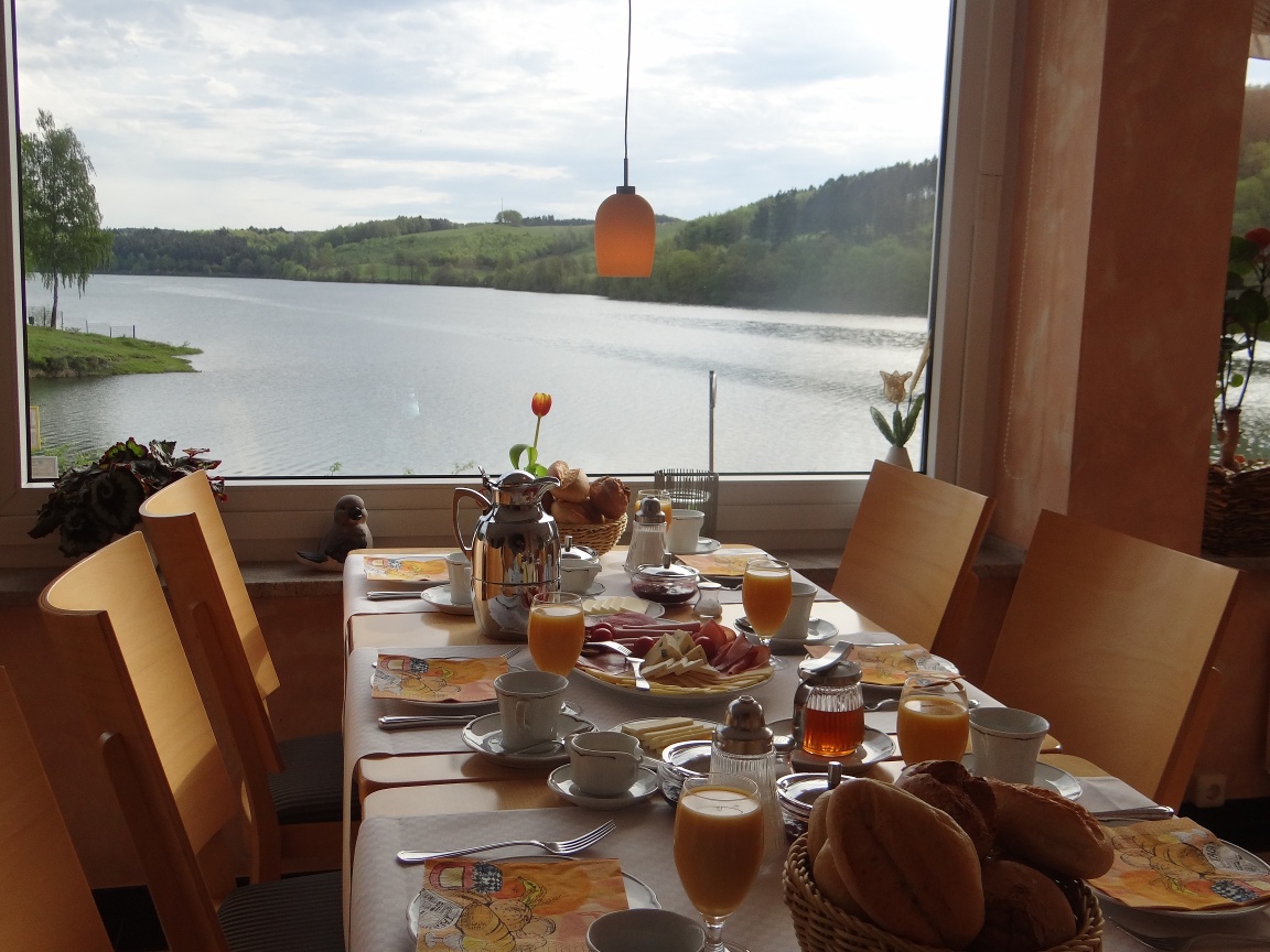 Seeblick vom Gastraum aus - © Hotel Restaurant Fischerheim