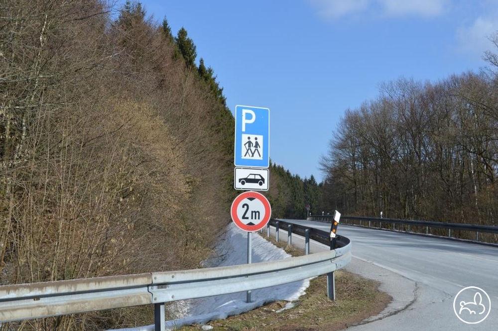 Gut sichtbar von der Landstraße: die Zufahrt zum P