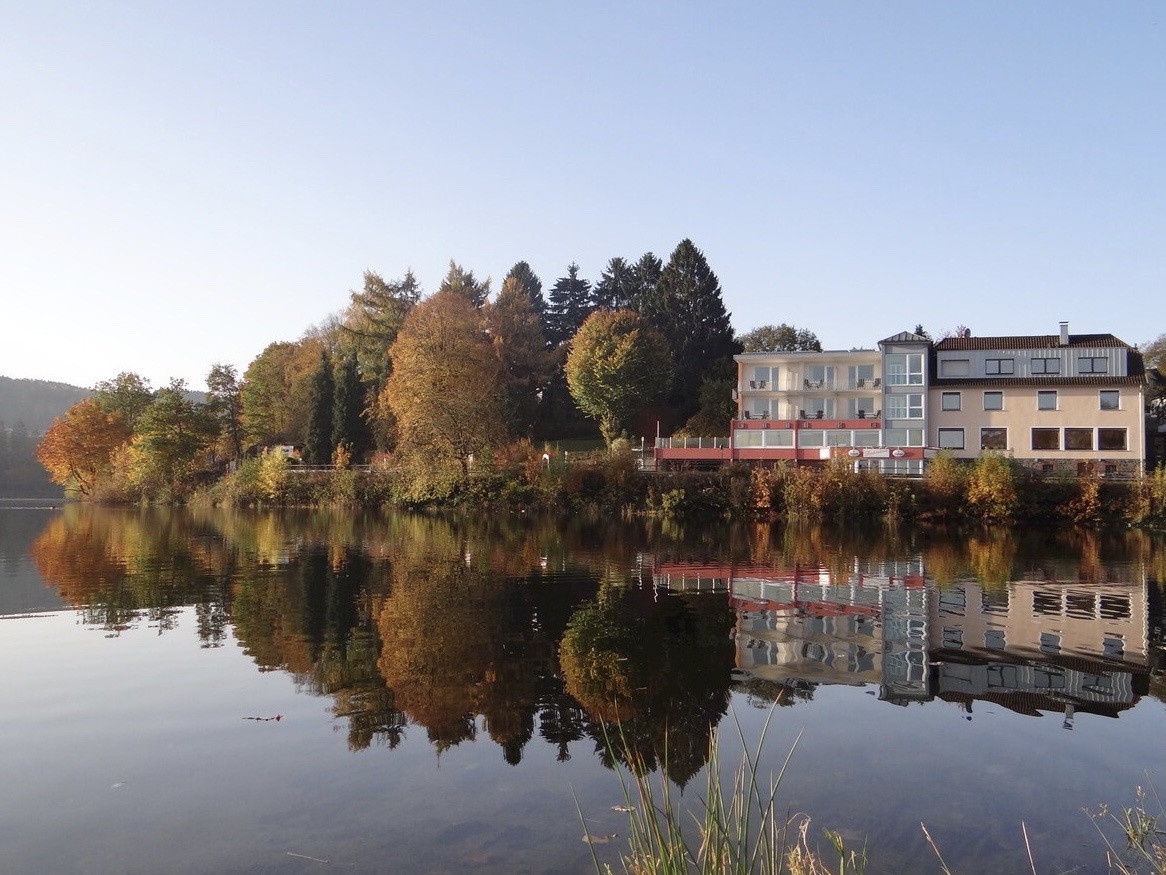 Blick auf das Hotel - © Hotel Restaurant Fischerheim