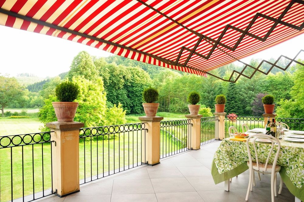 Terasse mit Blick in den Garten