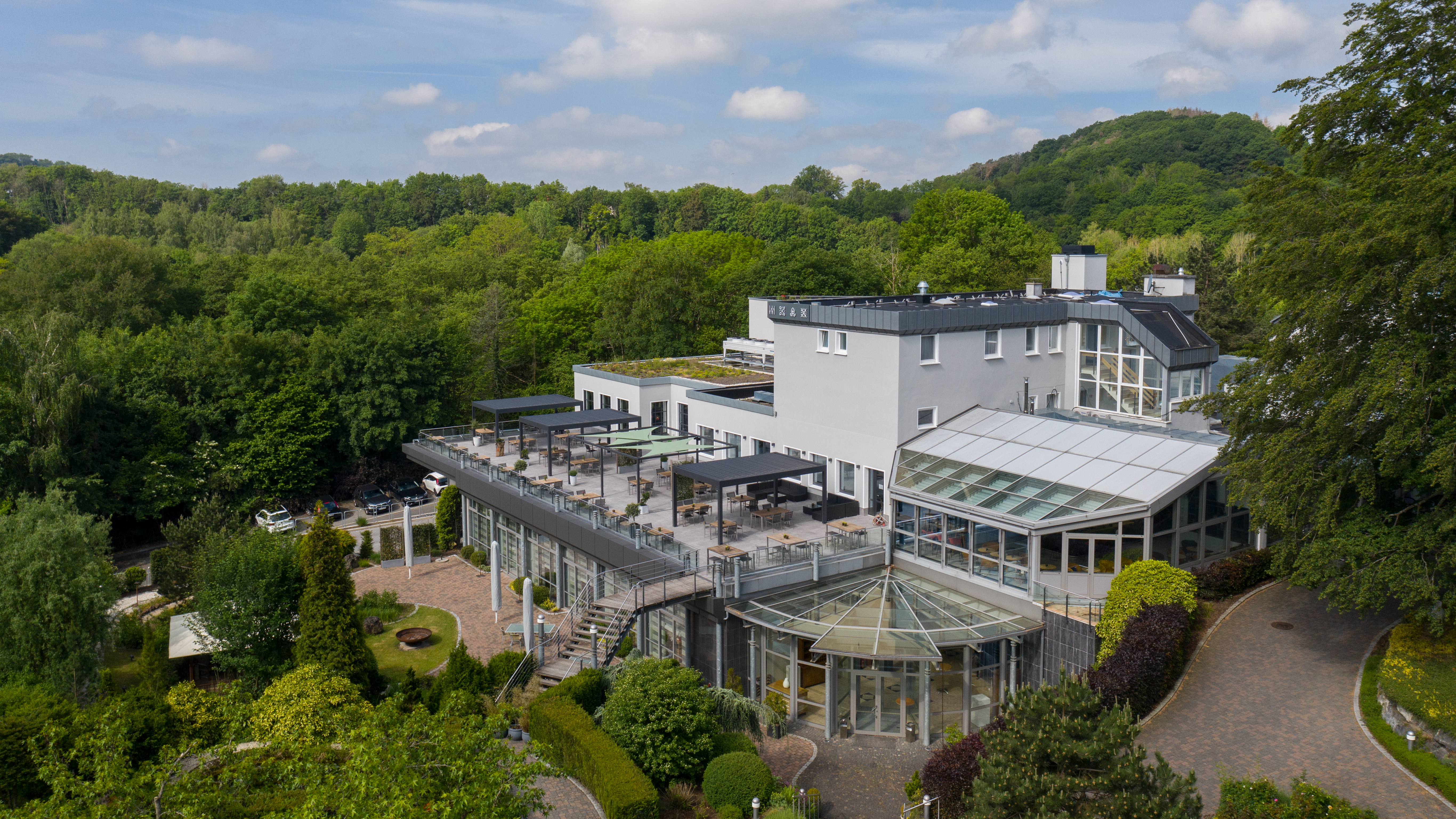 Moderne Hotelaußenansicht in grüner Lage
