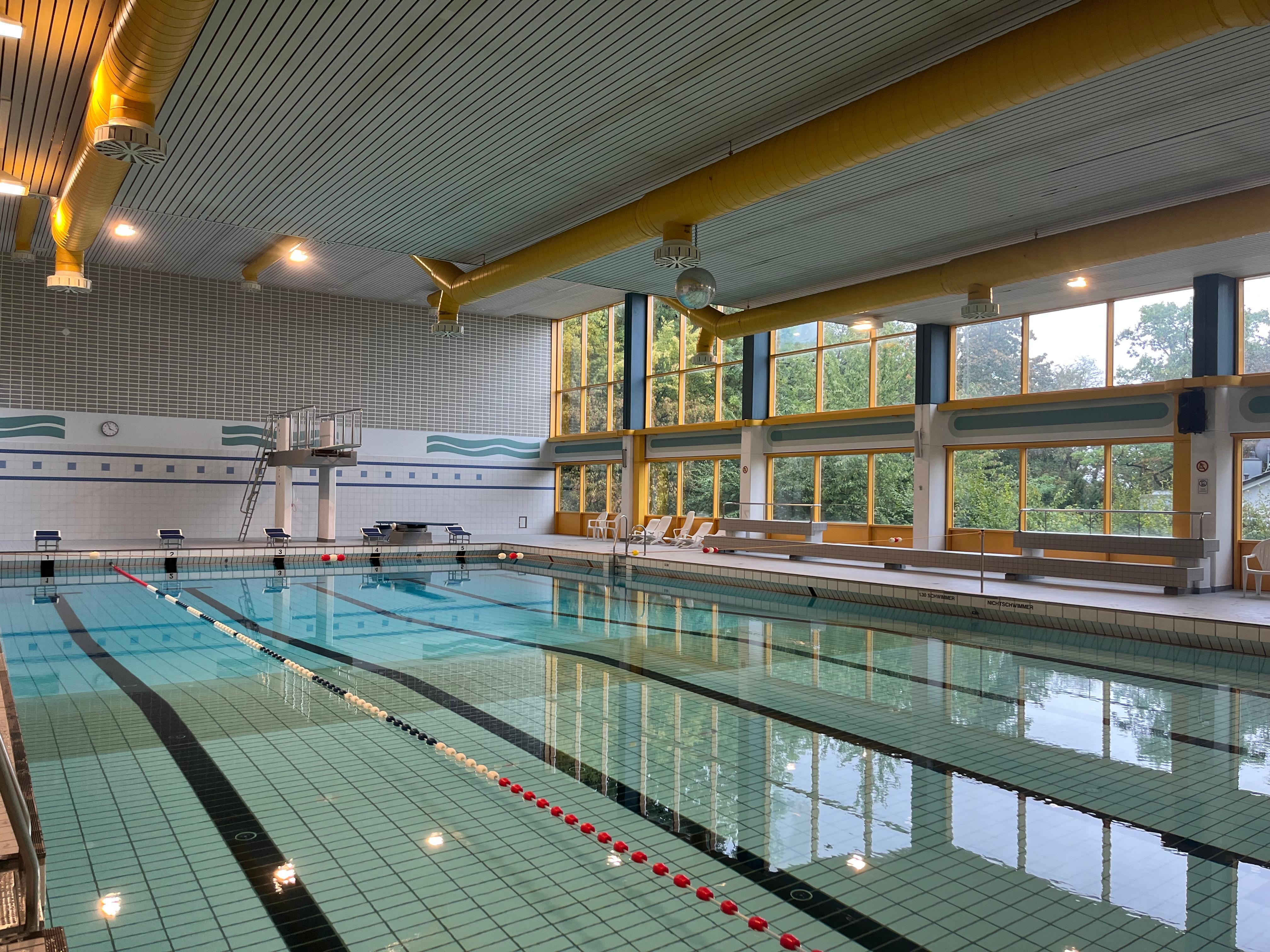 Hallenbad Menden Schwimmbahnen