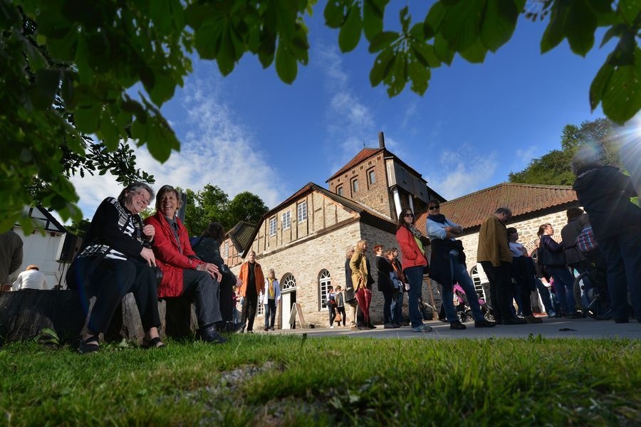 Außenansicht Luisenhütte mit Besuchern