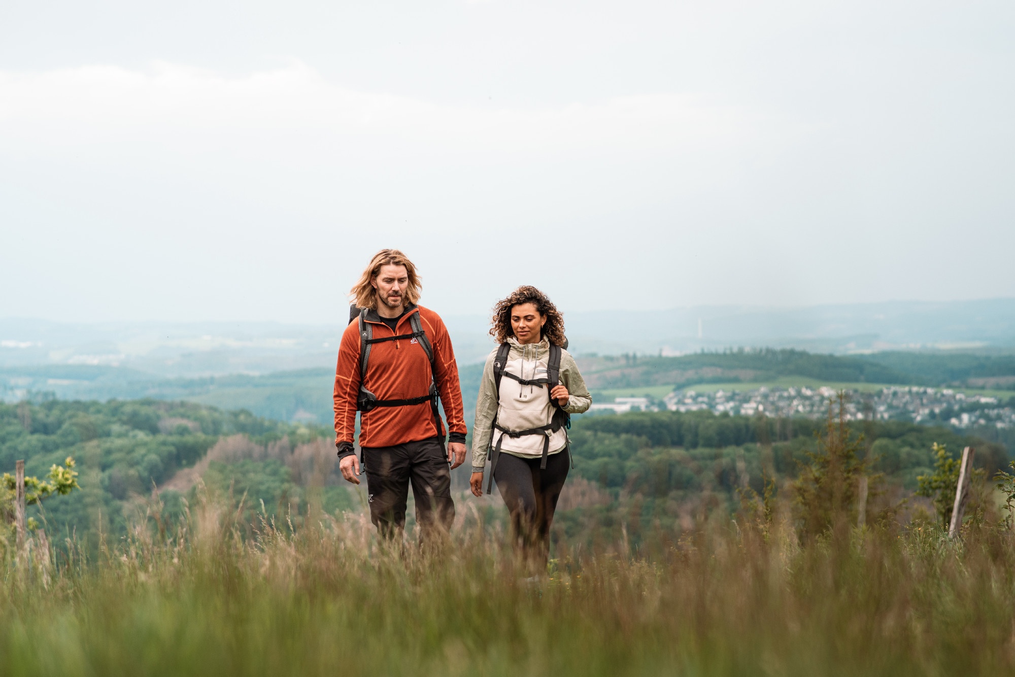Ein Wanderpaar an der Nordhelle 