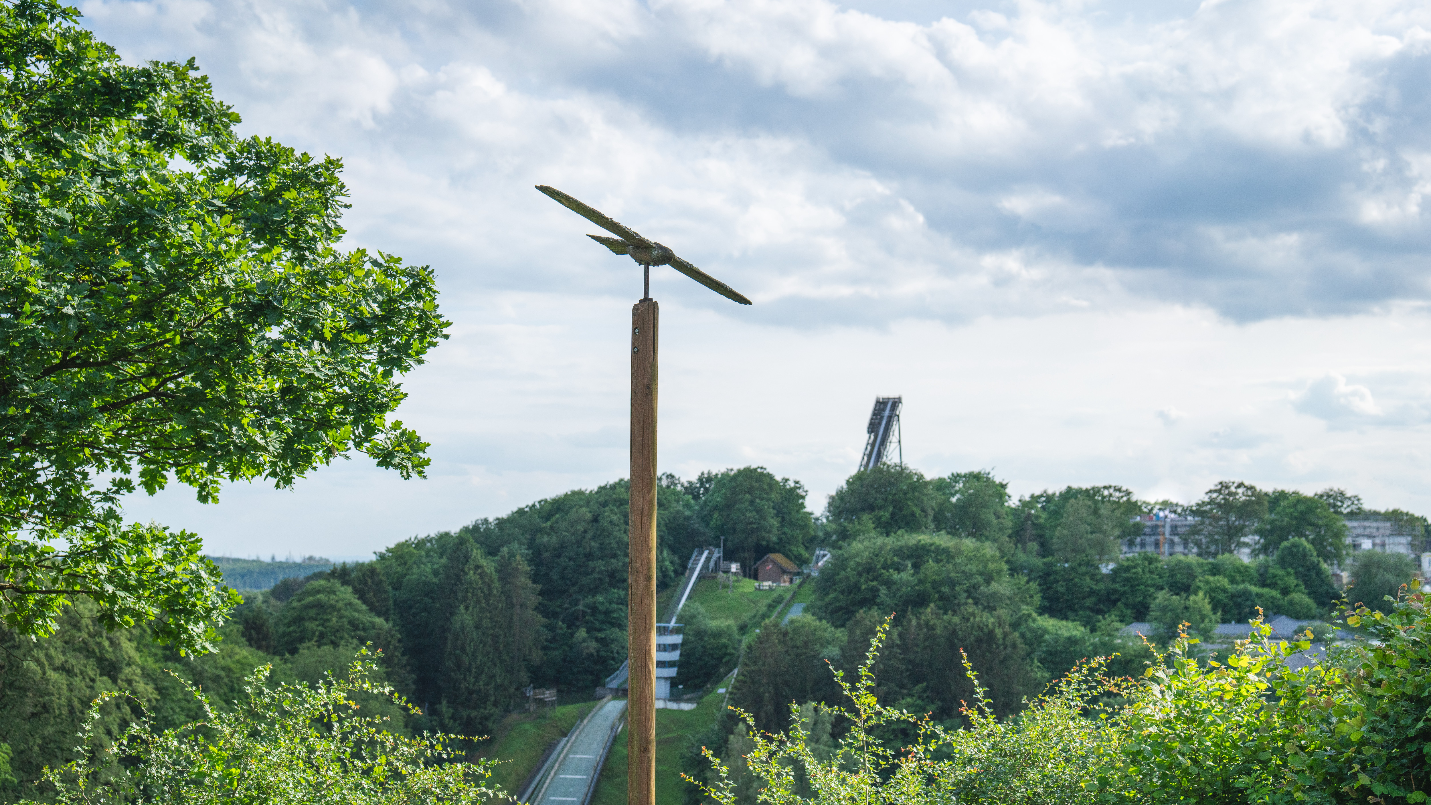 Holzmilan am Wanderparkplatz