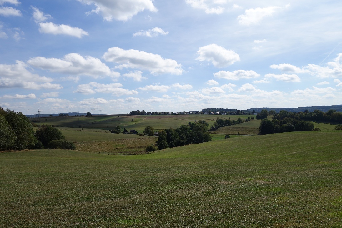 Aussicht über die Felder in Richtung Stadtgebiet Kierspe